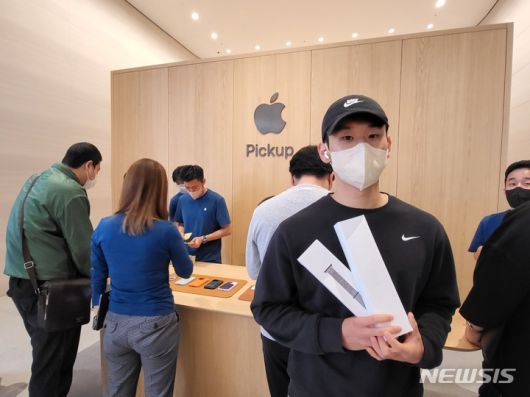 [서울=뉴시스]애플 명동의 '애플워치8' 1호 구매자인 김민석 씨. (사진=윤현성 기자)