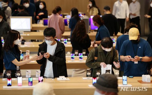 [서울=뉴시스] 조성우 기자 = 애플의 신작 아이폰14 시리즈 공식 출시일인 7일 오전 서울 중구 명동 애플스토어에서 고객들이 직원들의 설명을 들으며 아이폰14 시리즈를 살펴보고 있다. 2022.10.07. xconfind@newsis.com