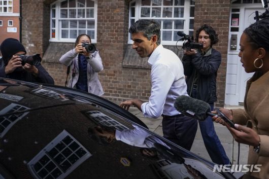 [런던=AP/뉴시스] 리시 수낵 영국 전 재무장관이 23일(현지시간) 런던에 있는 그의 선거사무소를 나서고 있다. 수낵 전 장관은 영국의 차기 보수당 대표와 리즈 트러스 총리의 후임으로 급부상하고 있다. 2022.10.24.