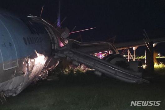 [세부=AP/뉴시스] 필리핀 민간항공청이 제공한 사진에 24일(현지시간) 대한항공 여객기가 필리핀 중부 세부 막탄 국제공항에서 활주로를 지나쳐 파손돼 있다. 인천공항에서 23일 오후 출발한 대한항공 KE631 여객기가 24일 늦은 시각 현지 기상 악화로 3차례 착륙 시도 끝에 활주로를 지나쳐 착륙해 파손됐으며 탑승자 173명 전원은 무사한 것으로 알려졌다. 2022.10.24.