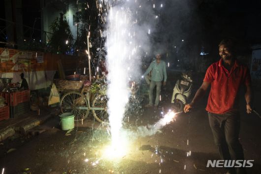 [인도=AP/뉴시스] 시민들이 24일(현지시간) 인도에서 열린 힌두교 최대 축제인 디왈리를 기념해 폭죽을 터뜨리고 있다. 2022.10.25.