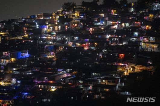 [인도=AP/뉴시스] 디왈리 축제 기간인 24일(현지시간) 인도 뭄바이에 위치한 빈민촌에 환한 등불이 켜져있다. 2022.10.25.