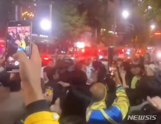 [서울=뉴시스] 전재훈 기자 = 지난 29일 서울 용산구 이태원 헤밀톤호텔 인근에서 대규모 압사 사고가 발생한 가운데 일부 시민들이 구조 현장에서 노래를 부르며 춤추는 영상이 공개돼 시민들의 공분을 사고 있다. (사진=SNS 캡쳐) 2022.10.30.