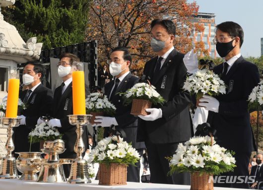 [서울=뉴시스] 김근수 기자 = 정진석(왼쪽에서 네번째) 국민의힘 비상대책위원장과 박홍근(왼쪽에서 세번째) 더불어민주당 원내대표가 11일 오후 서울 강남구 봉은사에서 열린 '상월결사 3주년 이태원참사 추모법회'에 참석해 헌화하고 있다. 2022.11.11. ks@newsis.com