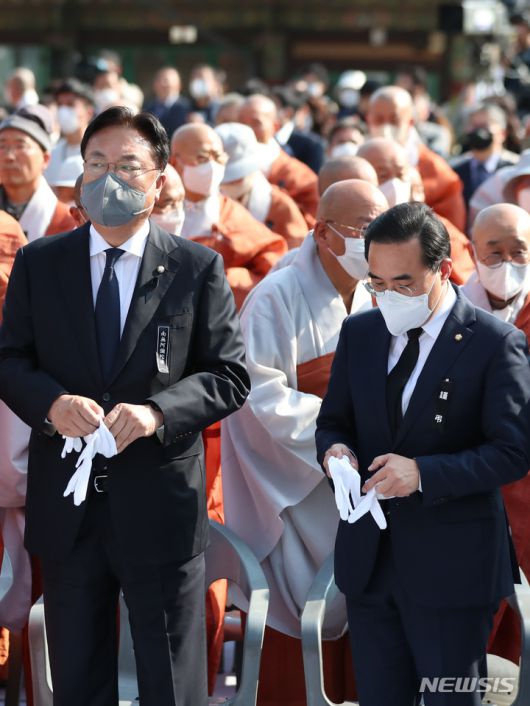[서울=뉴시스] 김근수 기자 = 정진석(왼쪽) 국민의힘 비상대책위원장과 박홍근 더불어민주당 원내대표가 11일 오후 서울 강남구 봉은사에서 열린 '상월결사 3주년 이태원참사 추모법회'에 참석해 있다. 2022.11.11. ks@newsis.com