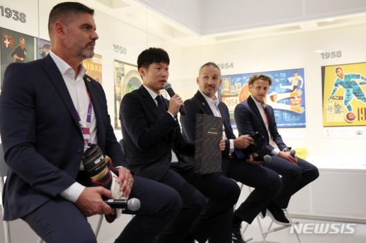 [도하(카타르)=뉴시스] 조성우 기자 = 박지성 전북 현대 테크니컬 디렉터가 16일 오후 카타르 도하 피파 팬 페스티벌 장소인 알 비다 공원에서 열린 현대자동차 국제축구연맹(FIFA) 박물관 특별전시회 개관식에서 '축구 레전드' 자격으로 참석해 발언하고 있다. 파스칼 주베르뷜러 전 스위스 국가대표(왼쪽부터), 박지성, 잠브로타 전 이탈리아 국가대표, 디에고 포를란 전 우루과이 국가대표. 2022.11.16. xconfind@newsis.com