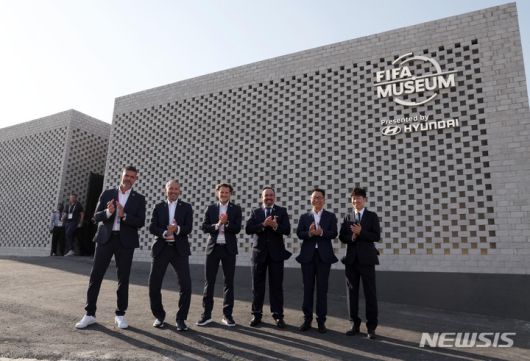 [도하(카타르)=뉴시스] 조성우 기자 = 박지성 전북 현대 테크니컬 디렉터가 16일 오후 카타르 도하 피파 팬 페스티벌 장소인 알 비다 공원에서 열린 현대자동차 국제축구연맹(FIFA) 박물관 특별전시회 개관식에서 김언수 현대자동차 인도아중동대권역 부사장, 마르코 파조네 박물관 총괄 디렉터 등 참석자들과 기념촬영을 하고 있다. 2022.11.16. xconfind@newsis.com