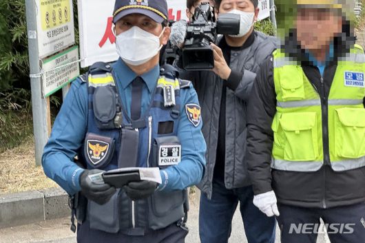 [제주=뉴시스] 이정민 기자 = 2023학년도 대학수학능력시험일인 17일 오전 제주도교육청 95지구 제1시험장인 남녕고등학교 입구에서 경찰이 학부모로부터 전달받은 수험생 수험표를 가지고 수험장을 향하고 있다. 2022.11.17. 73jmlee@newsis.com