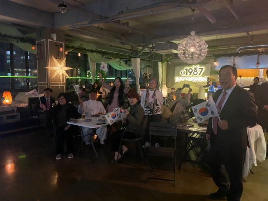 [뉴시스=세종]대한민국 축구팀을 응원하면 최민솨 세종시장과 호프집 응원단들. 202211.24. ssong1007@newsis.com *재판매 및 DB 금지