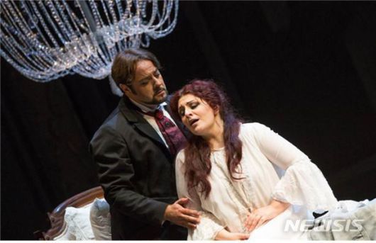 [서울=뉴시스]비올레타 역의 소프라노 길다 피우메의 '라 트라비아타' 공연 장면. (사진=솔오페라단 제공) 2022.11.25. photo@newsis.com