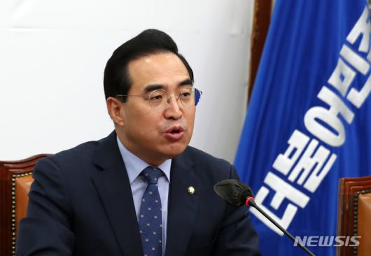 [서울=뉴시스] 이영환 기자 = 박홍근 더불어민주당 원내대표가 12일 오전 서울 여의도 국회 당대표실에서 열린 최고위원회의에 참석해 발언을 하고 있다. 2022.12.12. 20hwan@newsis.com