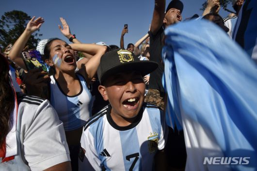 [부에노스아이레스=AP/뉴시스] 13일(현지시간) 아르헨티나 부에노스아이레스 인근 팔레르모에서 아르헨티나의 축구 팬들이 대형 스크린으로 2022 카타르 월드컵 크로아티아와의 준결승전을 지켜보면서 승리에 환호하고 있다. 아르헨티나는 크로아티아를 3-0으로 꺾고 8년 만에 결승에 올랐다. 2022.12.14.