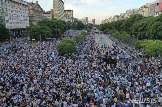[부에노스아이레스=AP/뉴시스] 13일(현지시간) 아르헨티나 부에노스아이레스 광장에 모인 축구 팬들이 아르헨티나가 2022 카타르 월드컵 준결승전에서 크로아티아를 꺾은 후 기뻐하고 있다. 아르헨티나는 크로아티아를 3-0으로 꺾고 8년 만에 결승에 올랐다. 2022.12.14.