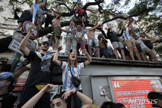 [부에노스아이레스=AP/뉴시스] 13일(현지시간) 아르헨티나 부에노스아이레스에서 축구 팬들이 아르헨티나가 2022 카타르 월드컵 준결승전에서 크로아티아를 꺾고 결승에 진출하자 기뻐하고 있다. 아르헨티나는 크로아티아를 3-0으로 꺾고 8년 만에 결승에 올랐다. 2022.12.14.