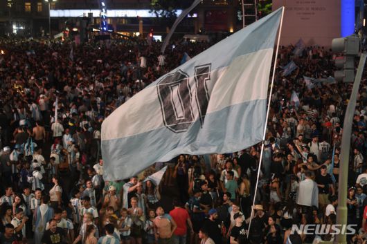 [부에노스아이레스=AP/뉴시스] 13일(현지시간) 아르헨티나 부에노스아이레스 오벨리스크 광장에 모인 축구 팬들이 아르헨티나가 2022 카타르 월드컵 준결승전에서 크로아티아를 꺾고 결승에 진출하자 기뻐하고 있다. 아르헨티나는 크로아티아를 3-0으로 꺾고 8년 만에 결승에 올랐다. 2022.12.14.