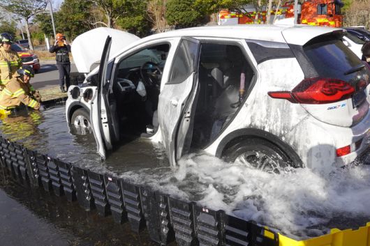 [제주=뉴시스] 오영재 기자 = 제주 소방대원들이 2022년 12월15일 오전 서귀포시 안덕면에서 발생한 전기차 화재 현장에서 이동식 소화 수조를 이용해 진화에 나서고 있다.(사진=제주소방안전본부 제공) 2022.12.15. photo@newsis.com  *재판매 및 DB 금지