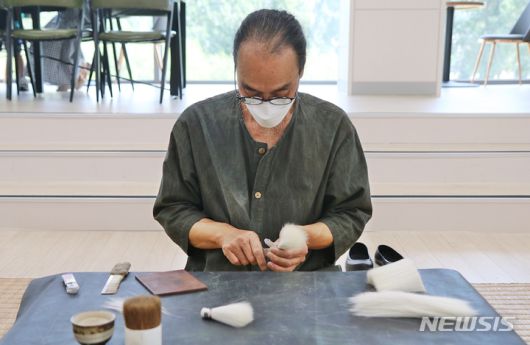 [증평=뉴시스] 강신욱 기자 = 충북 증평군 도안면 화성3리가 농림축산식품부의 2023년 농촌축제 지원사업 공모에 선정돼 내년에 '붓마을 작다리축제'를 연다. 사진은 이 마을에 작업장을 둔 충북도 무형문화재 유필무 필장이 지난 7월2일 독서왕김득신문학관에서 열린 충북도 무형문화재 공개행사에서 붓털 제작을 시연하고 있다. 2022.12.16. ksw64@newsis.com