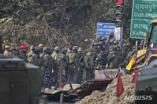 [카슈미르=AP/뉴시스] 28일(현지시간) 인도령 카슈미르에서 인도 군인들이 잠무-스리나가르 간 고속도로 총격전 현장을 점검하고 있다. 경찰은 군인들이 잠무 외곽 고속도로에서 수상한 움직임을 보인 트럭 한 대를 검문할 때 트럭 내부에서 총격이 시작돼 대응 사격을 하는 과정에서 무장 용의자 4명이 숨졌다고 밝혔다. 2022.12.28.