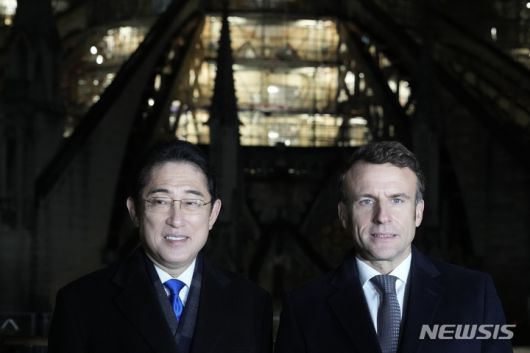 [파리=AP/뉴시스] 프랑스를 방문한 기시다 후미오(왼쪽) 일본 총리가 9일(현지시간) 에마뉘엘 마크롱 프랑스 대통령과 함께 파리의 노트르담 대성당 재건 현장을 방문해 둘러보고 있다. 기시다 총리는 5월 일본에서 열리는 주요 7개국(G7) 정상회의를 앞두고 회원국을 순방 중이다. 2023.01.10.