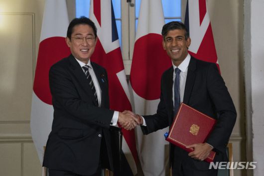 [런던=AP/뉴시스] 기시다 후미오(왼쪽) 일본 총리와 리시 수낵 영국 총리가 지난 11일(현지시간) 영국 런던의 런던 타워에서 방위협정에 서명 후 악수하고 있다. 2023.01.31.