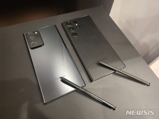 [샌프란시스코=뉴시스]갤럭시노트20 울트라(왼쪽)와 갤럭시 S23 울트라. (사진=윤현성 기자)