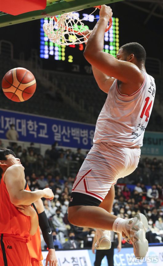 [고양=뉴시스] 최진석 기자 = 2일 경기 고양체육관에서 열린 열린 2022-2023 SKT 에이닷 프로농구 고양 캐롯과 안양 KGC의 경기. KGC 오마리 스펠맨이 투핸드 덩크슛을 하고 있다. 2023.02.02. myjs@newsis.com