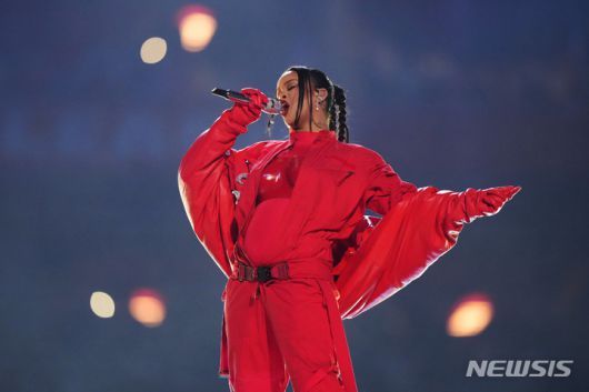 [글렌데일=AP/뉴시스] 가수 리한나가 12일(현지시간) 미 애리조나주 글렌데일의 스테이트 팜 스타디움에서 열린 미프로미식축구(NFL) 슈퍼볼57 캔자스시티 치프스와 필라델피아 이글스의 하프타임 공연을 펼치고 있다. 2023.02.13.