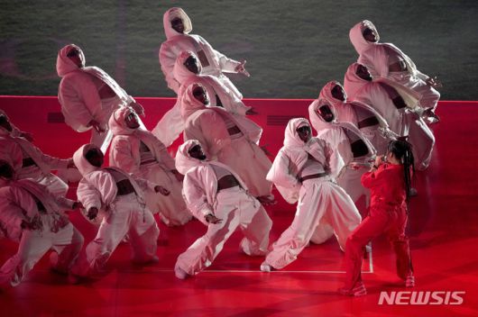 [글렌데일=AP/뉴시스] 가수 리한나가 12일(현지시간) 미 애리조나주 글렌데일의 스테이트 팜 스타디움에서 열린 미프로미식축구(NFL) 슈퍼볼57 캔자스시티 치프스와 필라델피아 이글스의 하프타임 공연을 펼치고 있다. 2023.02.13.