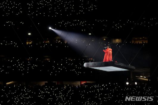 [글렌데일=AP/뉴시스] 가수 리한나가 12일(현지시간) 미 애리조나주 글렌데일의 스테이트 팜 스타디움에서 열린 미프로미식축구(NFL) 슈퍼볼57 캔자스시티 치프스와 필라델피아 이글스의 하프타임쇼에서 공연을 펼치고 있다. 2023.02.13.