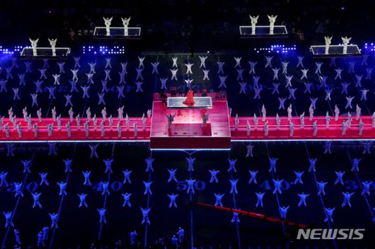 [글렌데일=AP/뉴시스] 가수 리한나가 12일(현지시간) 미 애리조나주 글렌데일의 스테이트 팜 스타디움에서 열린 미프로미식축구(NFL) 슈퍼볼57 캔자스시티 치프스와 필라델피아 이글스의 하프타임쇼에서 공연을 펼치고 있다. 2023.02.13.