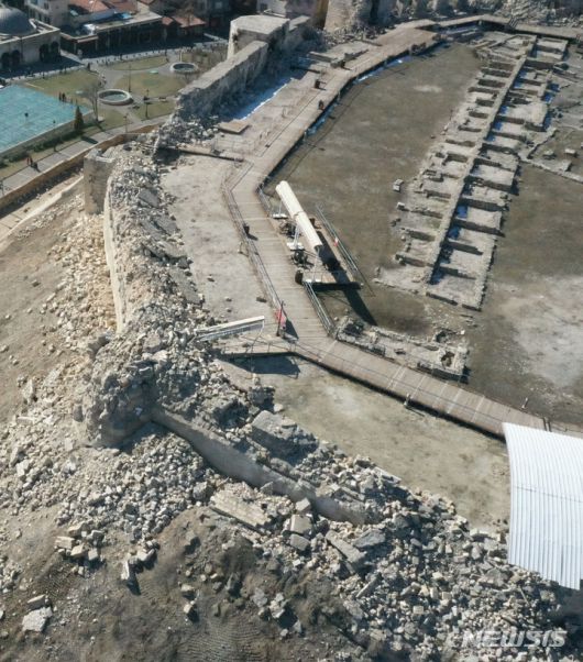 [가지안테프=뉴시스] 권창회 기자 = 13일 오후(현지시간) 튀르키예 가지안테프주 시내 유네스코 세계문화유산인 가지엔테프 성이 지진으로 인해 무너져있다. 가지엔테프는 이번 튀르키예 지진 1차 진앙지이다. 2023.02.13. kch0523@newsis.com