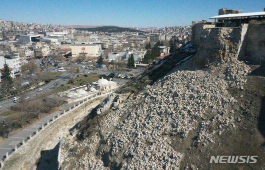 defa[가지안테프=뉴시스] 권창회 기자 = 13일 오후(현지시간) 튀르키예 가지안테프주 시내 유네스코 세계문화유산인 가지엔테프 성이 지진으로 인해 무너져있다. 가지엔테프는 이번 튀르키예 지진 1차 진앙지이다. 2023.02.13. kch0523@newsis.comult