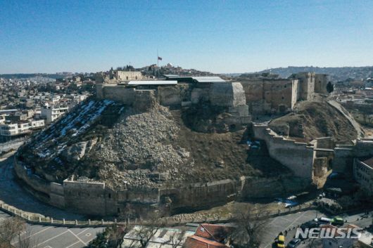 [가지안테프=뉴시스] 권창회 기자 = 13일 오후(현지시간) 튀르키예 가지안테프주 시내 유네스코 세계문화유산인 가지엔테프 성이 지진으로 인해 무너져있다. 가지엔테프는 이번 튀르키예 지진 1차 진앙지이다. 2023.02.13. kch0523@newsis.com