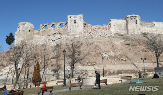 [가지안테프=뉴시스] 권창회 기자 = 13일 오후(현지시간) 튀르키예 가지안테프주 시내 유네스코 세계문화유산인 가지엔테프 성이 지진으로 인해 무너져있다. 가지엔테프는 이번 튀르키예 지진 1차 진앙지이다. 2023.02.13. kch0523@newsis.com