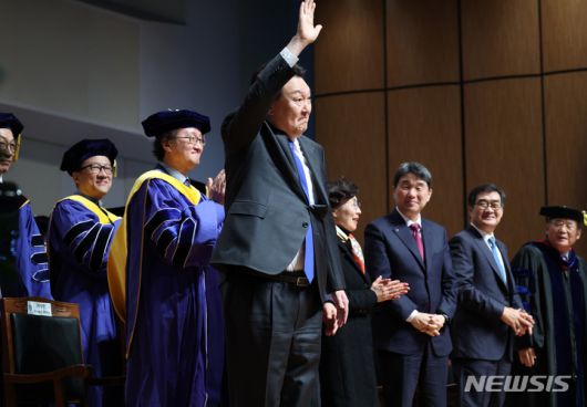 [서울=뉴시스] 윤석열 대통령이 지난 2월27일 서울 서대문구 연세대학교에서 열린 2023년 2월 학위수여식에서 축사를 마친 뒤 졸업생에게 인사하고 있다. (대통령실통신사진기자단) 2023.04.27. photo@newsis.com
