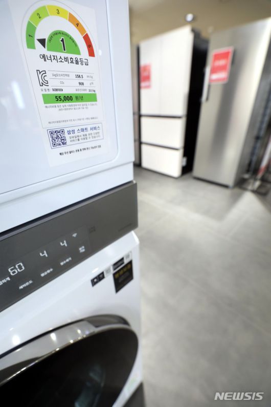 [서울=뉴시스] 조성봉 기자 = 사진은 2일 서울 용산 전자상가에 진열된 에너지 고효율 가전 제품들이다. 2023.03.02. suncho21@newsis.com