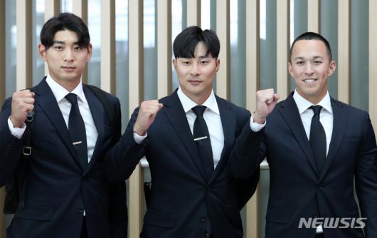[인천공항=뉴시스] 조성우 기자 = 2023 월드베이스볼클래식(WBC)에 출전하는 한국 야구대표팀 이정후, 김하성, 토미 현수 에드먼이 4일 오후 서울 인천국제공항을 통해 일본으로 출국하기 전 기념촬영을 하고 있다. 2023.03.04. xconfind@newsis.com