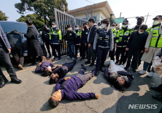 [제주=뉴시스] 우장호 기자 = 4일 오후 제주교도소 앞에서 국가보안법 위반 혐의로 구속된 박현우 진보당 제주도당 위원장의 출석 조사 저지하기 위해 '공안탄압저지 및 민주수호 제주대책위' 등 관계자들이 도로 위에 누워 있다. 2023.03.04. woo1223@newsis.com