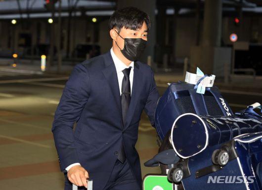 [오사카=뉴시스] 김선웅 기자 = WBC 대표팀 김하성이 3일 일본 오사카 간사이국제공항을 통해 입국하고 있다. 2023.03.03. mangusta@newsis.com