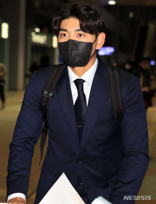 [오사카=뉴시스] 김선웅 기자 = WBC 대표팀 이정후가 3일 일본 오사카 간사이국제공항을 통해 입국하고 있다. 2023.03.03. mangusta@newsis.com