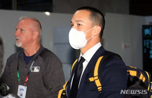 [오사카=뉴시스] 김선웅 기자 = WBC에 출전하는 야구대표팀의 토미 현수 에드먼이 3일 일본 오사카 간사이국제공항을 통해 입국하고 있다. 2023.03.03. mangusta@newsis.com