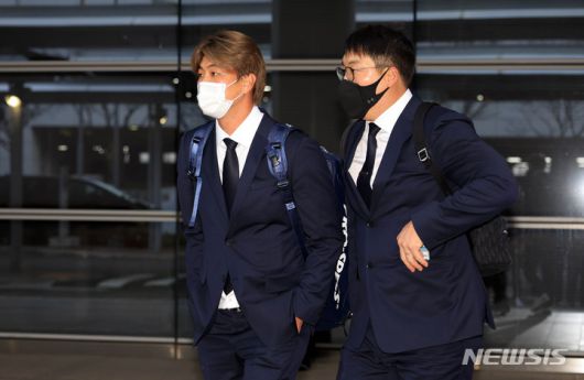 [오사카=뉴시스] 김선웅 기자 = WBC 대표팀 김광현, 김현수가 4일 일본 오사카 간사이국제공항을 통해 입국하고 있다. 2023.03.04. mangusta@newsis.com