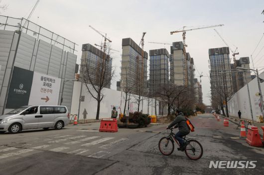 [서울=뉴시스] 권창회 기자 = 한국부동산원 청약홈에 따르면 올림픽파크 포레온은 전용면적 29㎡ 2가구, 39㎡ 638가구, 49㎡ 259가구 등 899가구에 대해 오늘 하루 동안 무순위 청약을 진행한다. 사진은 8일 오후 서울 강동구 둔촌주공 재건축 공사 현장 모습. 2023.03.08. kch0523@newsis.com