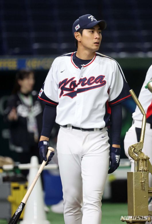 [도쿄=뉴시스] 김선웅 기자 = 12일 일본 도쿄돔에서 열린 월드 베이스볼 클래식(WBC) 2023 B조 체코와 대한민국의 경기, 이정후가 몸을 풀고 있다. 2023.03.12. mangusta@newsis.com