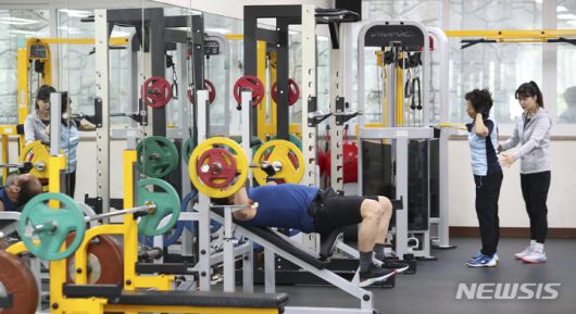 [서울=뉴시스] 김근수 기자 = KB국민카드가 지난 1월 실내 마스크 착용 의무 해제 전후 2주 동안 헬스클럽·요가·필라테스 업종의 매출이 10.7% 증가했다고 밝혔다. 13일 오전 서울시 강남구 강남구립체육센터 헬스장에서 시민들이 운동을 하고 있다. 2023.03.13. ks@newsis.com