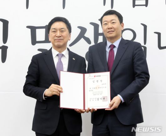 [서울=뉴시스] 전진환 기자 = 김기현 국민의힘 대표가 16일 오후 서울 여의도 국회에서 열린 주요당직자 임명장 수여식에서 윤희석 대변인에게 임명장 수여 후 기념촬영을 하고 있다. 2023.03.16. amin2@newsis.com