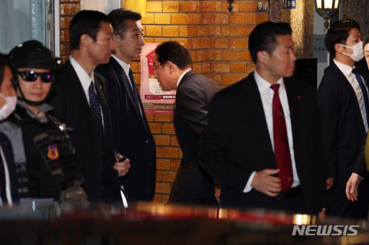 [도쿄=뉴시스] 전신 기자 = 기시다 후미오 일본 총리가 윤석열 대통령과 만찬을 마치고 친교 시간을 갖기 위해 16일 도쿄 한 식당으로 들어서고 있다. 2023.03.16. photo1006@newsis.com