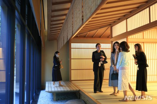 [도쿄=뉴시스] 전신 기자 = 윤석열 대통령 부인 김건희 여사가 지난 16일 도쿄 총리 공저에서 기시다 일본 총리 부인 기시다 유코 여사와 공저 내부를 둘러보고 있다. 2023.03.17. photo1006@newsis.com