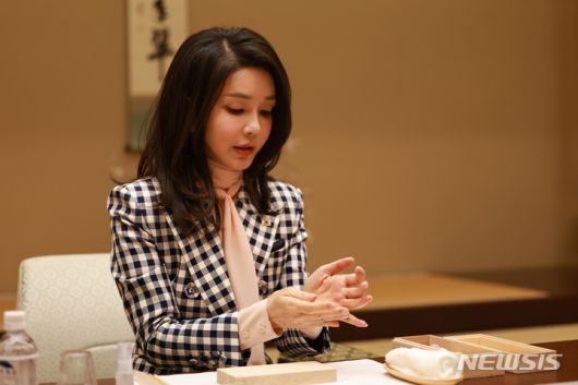 [도쿄=뉴시스] 전신 기자 = 윤석열 대통령 부인 김건희 여사가 지난 16일 도쿄 총리 공저에서 기시다 일본 총리 부인 기시다 유코 여사와 화과자 만들기를 체험하고 있다. 2023.03.17. photo1006@newsis.com