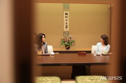 [도쿄=뉴시스] 전신 기자 = 윤석열 대통령 부인 김건희 여사가 지난 16일 도쿄 총리 공저에서 기시다 일본 총리 부인 기시다 유코 여사와 화과자와 말차를 마시며 담소를 나누고 있다. 2023.03.17. photo1006@newsis.com